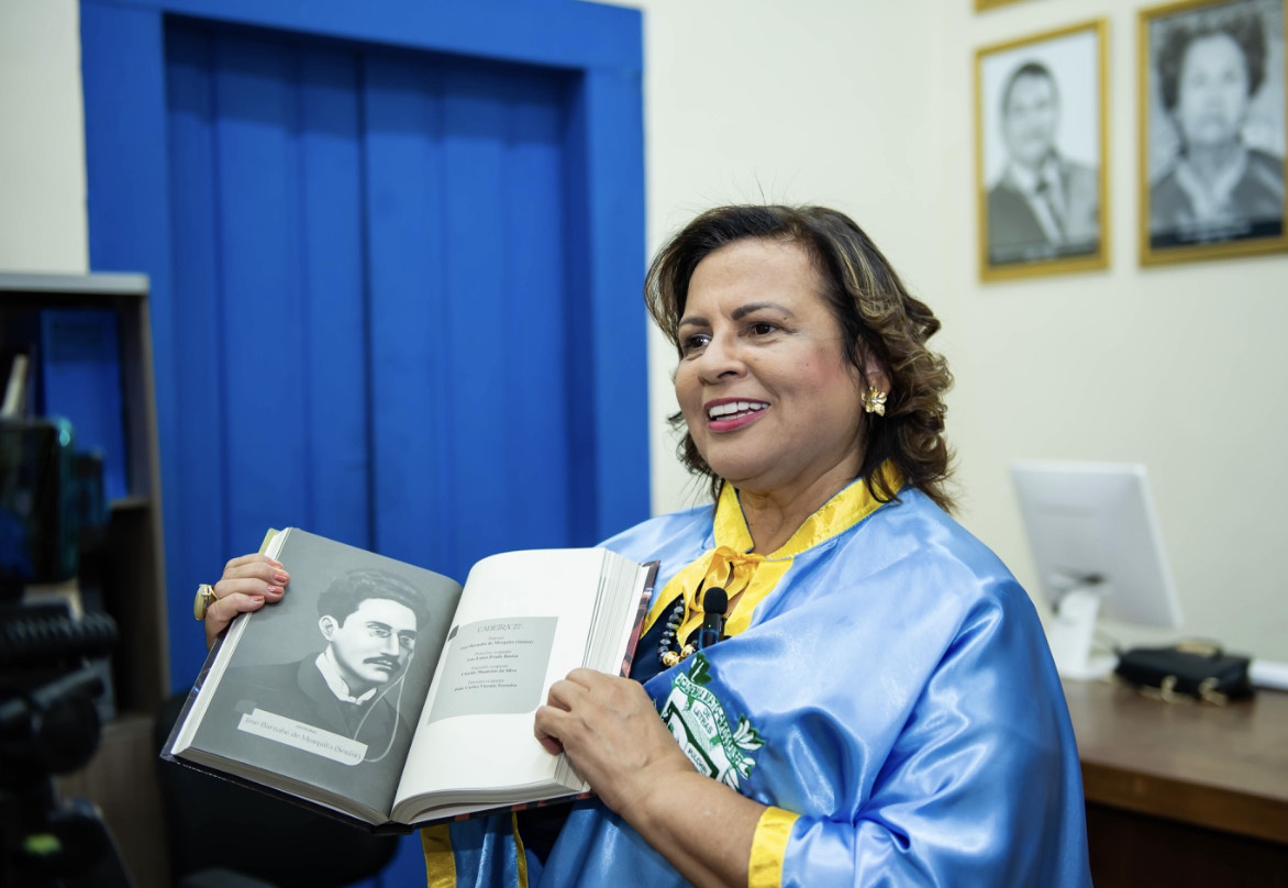 Sueli Batista exibe a obra centenária